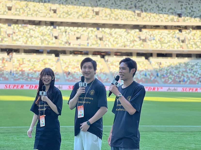 あやてん（島田彩加）のインスタグラム：「国立競技場で、マンチェスターシティ2試合のピッチリポーターを務めさせていただきました🎤  2日間、ありがとうございました！  6万5000人以上のサポーターが入った国立競技場は、ピッチから見ると迫力がすごかったです！！！🏟️  いやあ、、大好きなマンチェスターシティの試合のピッチリポーターのお仕事をいただけるなんて、ほんと夢にも思いませんでした  不慣れでお見苦しかったかもしれませんが、  見守ってくださった方々、応援してくださった方々  本当にありがとうございました😭  共演者の皆さまやスタッフさんがすっっごく気さくで優しかったなあ  そして宇垣さん、中川さん、影山さんがこの世のものとは思えないくらい美しすぎて、その美しさの衝撃でしばらく他の事が考えられなくなるくらいでした、、  オタクには致死量の美しさだった もちろんオタクということは伏せておきました  一緒に撮っていただいたお写真、私のアカウントなんぞで載せて良いのか分かりませんが最後にひっそり載せておきます  試合について書きたいことがたくさんありますが、  昨日のマンチェスターシティvsバイエルンの試合でバイエルン側がゴールした時に天国と地獄が流れたのがめちゃくちゃテンション上がった！！！！！  バイエルンの本拠地、アリアンツアレーナであれを聴くのがすごく好きで、それを日本で聴けるなんて！！！！😭🫶  そしてラポルトのゴールパフォーマンス、日本でやってくれたのも嬉しかったなあああ  ロドリのミドルも見られたし  リコルイスまじイケイケだったし  クーラーボックスに座るペップまじキュートだったし  サネちゃんとKDBの絡みは尊すぎて尊すぎて、、、  ゴレツカが目をずっと合わせるファンサしてくれたので危うく恋愛感情生まれそうになった  あと帰る時にグリーリッシュとアカンジとアケの半裸見ちゃったよ、、目の奥に焼き付けておいたから脳内再生可能よ  アケ、怪我大丈夫だと良いな  このくらいにしておきます  客席から声かけてくれた方々もありがとうございました！送ってくださった写真、全部保存しました🙌  本当にみなさまありがとうございました！  #国立競技場  #ピッチリポーター #サッカー女子 #マンチェスターシティ  #バイエルン  #fcbayern  #mancity」