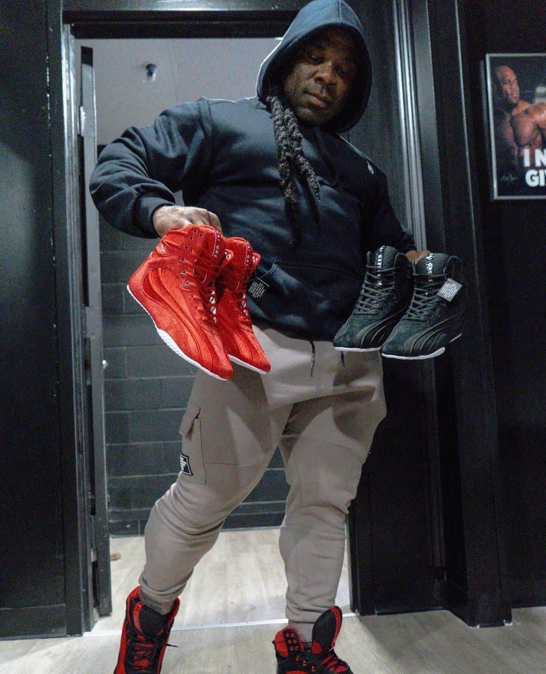 カイ・グリーンさんのインスタグラム写真 - (カイ・グリーンInstagram)「Which color first… RED | BLACK ⁉️ Swipe 👈🏾 to see the color that went down for this EPIC leg day❗️💯  Train with a purpose, @ryderwear D-MAKS Provide maximum support, cushioning, and a cemented grip to help you push the limits EVERY DAY 💯  Get yours through the link in bio ☑️  💲Save 10% with code KAI10 💻www.ryderwear.com/kai  #KaiGreene #ThoughtsBecomeThings #Ryderwear」7月27日 9時33分 - kaigreene