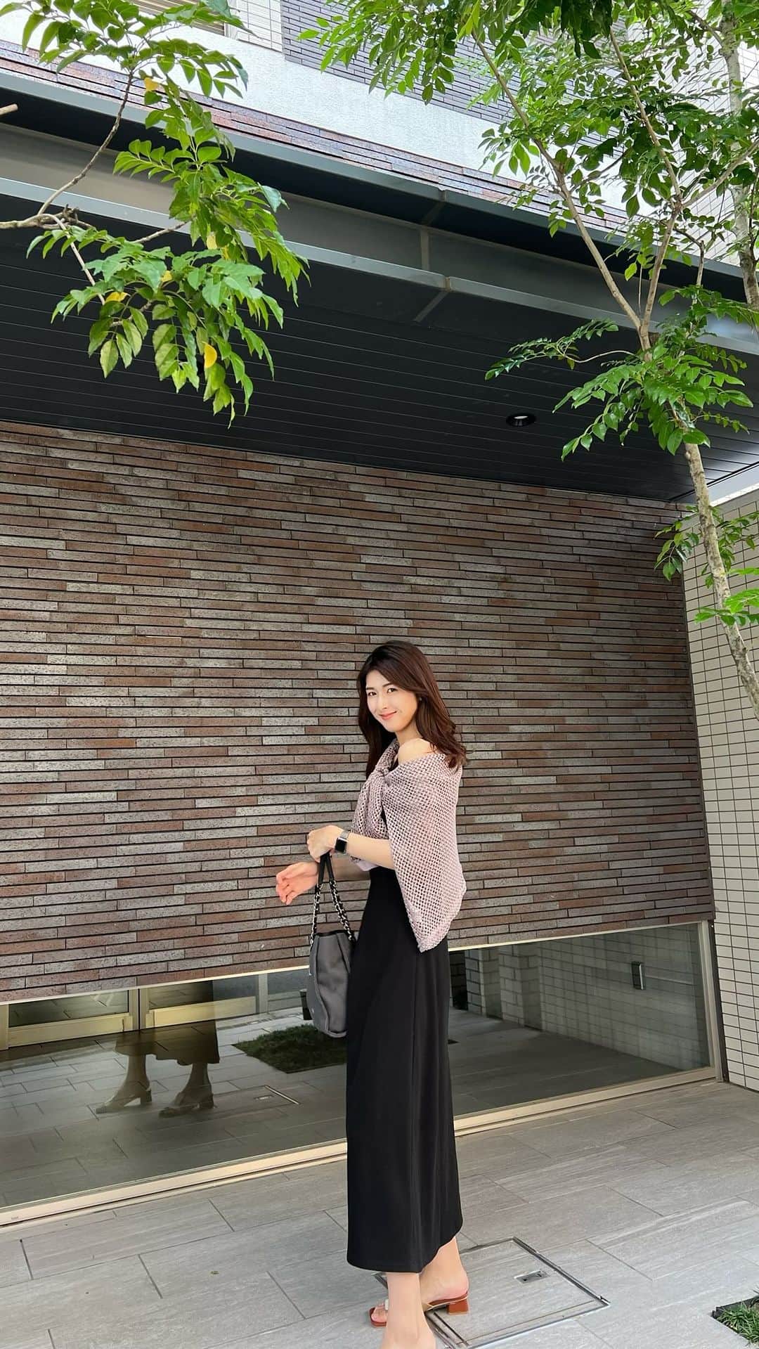 井上麻衣のインスタグラム：「@akte_official のカップ付きワンピース👗 ホワイトも持ってるんだけど便利&可愛すぎて 色違いで追加しました💕💕  👗　　@akte_official #akte#アクテ 👚👠 @shein_japan #shein 👜　　@chanelofficial #chanel #シャネル 🕶️ @tomford #tomford#トムフォード　  . . . . #mama#fashion#ootd  #ママコーデ#三児のママ#三児の母#関西ママ #ママファッション#シンプルコーデ#30代コーデ  #30代ファッション#長身コーデ #ワンピースコーデ #きれいめ #きれいめカジュアル #きれいめコーデ  #きれいめファッション」