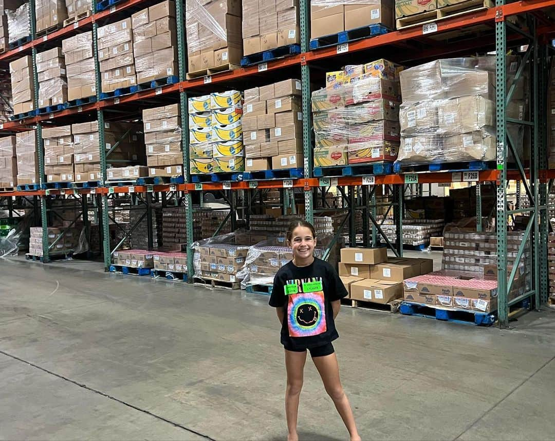 エリック・デッカーさんのインスタグラム写真 - (エリック・デッカーInstagram)「Brought the kids by @2harvestmidtn this morning to help pack snacks for children that rely on school provided meals. Warms my heart watching the kids humble their hearts and become passionate about serving others and making an impact in their community ❤️🙏🏽」7月27日 9時44分 - ericdecker