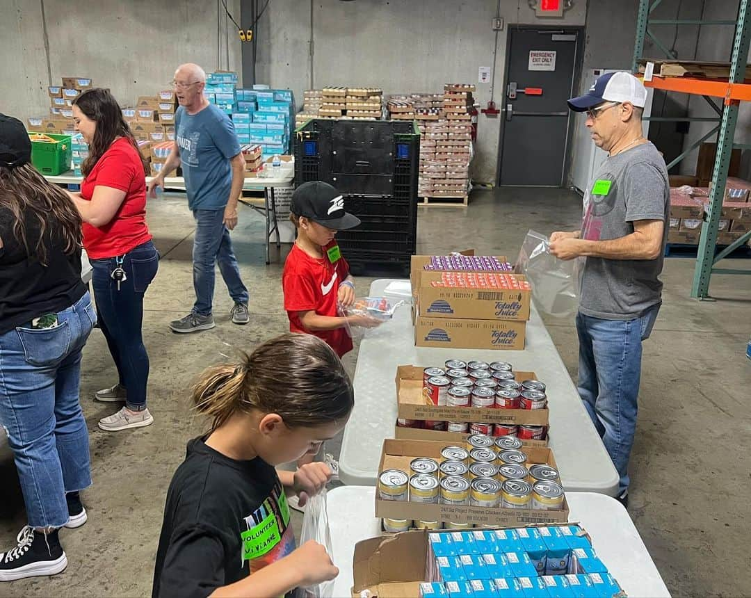 エリック・デッカーさんのインスタグラム写真 - (エリック・デッカーInstagram)「Brought the kids by @2harvestmidtn this morning to help pack snacks for children that rely on school provided meals. Warms my heart watching the kids humble their hearts and become passionate about serving others and making an impact in their community ❤️🙏🏽」7月27日 9時44分 - ericdecker