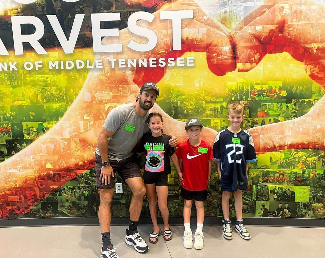 エリック・デッカーさんのインスタグラム写真 - (エリック・デッカーInstagram)「Brought the kids by @2harvestmidtn this morning to help pack snacks for children that rely on school provided meals. Warms my heart watching the kids humble their hearts and become passionate about serving others and making an impact in their community ❤️🙏🏽」7月27日 9時44分 - ericdecker