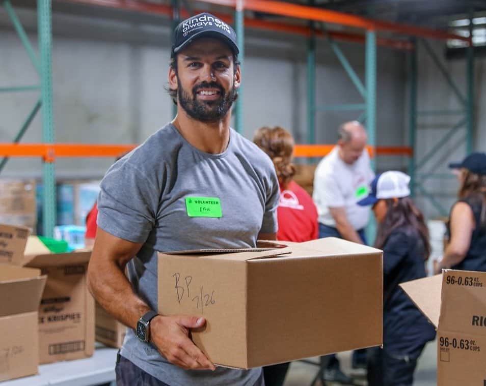 エリック・デッカーのインスタグラム：「Brought the kids by @2harvestmidtn this morning to help pack snacks for children that rely on school provided meals. Warms my heart watching the kids humble their hearts and become passionate about serving others and making an impact in their community ❤️🙏🏽」