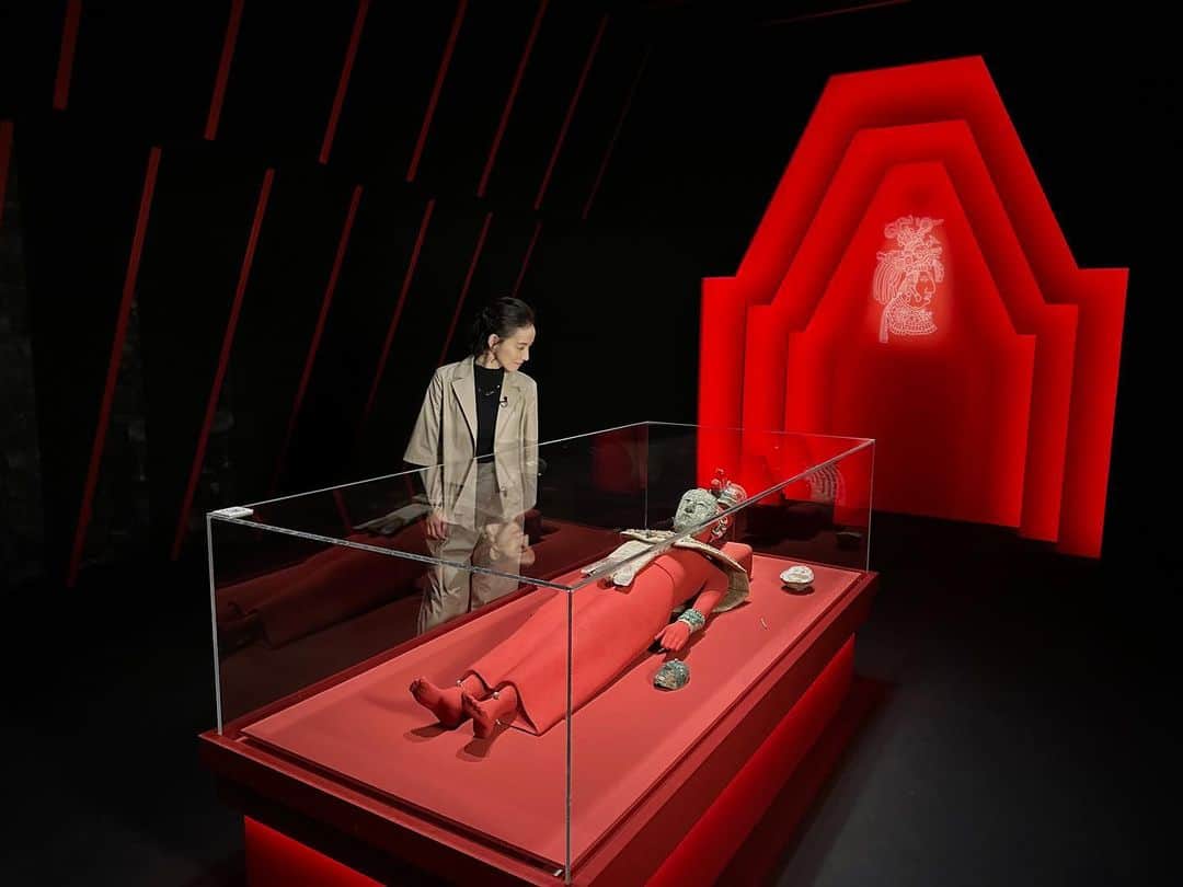 篠原ともえのインスタグラム：「古代メキシコ展🇲🇽 マヤ・アステカ・テオティワカンという代表的な３つの文明に焦点をあてた展覧会「古代メキシコ展」へ。  文明の奥深さと魅力に圧倒されながらも、怖さよりも不思議な魔力に興味深々でした👀そして東京国立博物館の展示の美しさよ…お見事です。展覧会は9月3日まで🏛️  拝観の様子はNHK-BS8Kでご覧いただけます。なかなかレアなチャンネルですね。8Kの映像美をお楽しみください📺  NHK-BS8K  「生と死、古代メキシコの世界へ！」  7月27日（木）午前11時00分～  7月29日（土）午後7時00分～ （再放送）」
