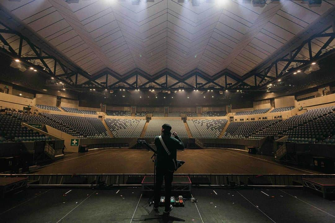 ヴィック・フエンテスのインスタグラム：「Amazing crowd in Melbourne last night. Loved every second 💛🇦🇺  📸 @v.trvn」