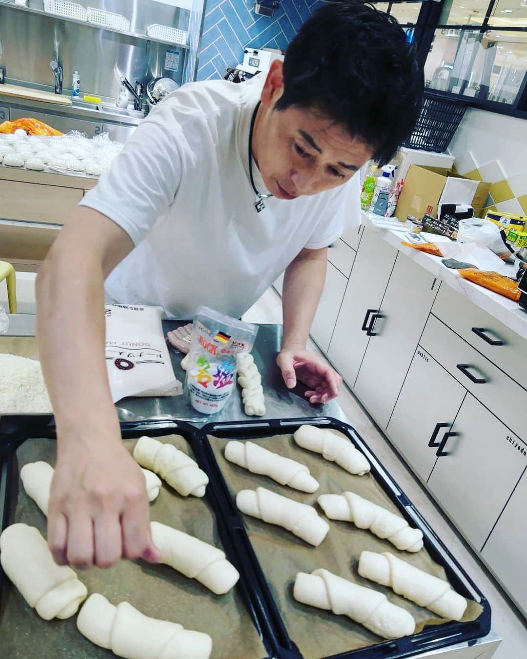 マギー審司さんのインスタグラム写真 - (マギー審司Instagram)「名古屋の皆さん〜  名古屋に来れそうなみなさ〜ん  一緒にパン作りませんか？  誰でも参加できます^ - ^  ご予約はお早めに  【マギー審司とパン作りin名古屋】  一緒にパンを作りましょう🍞  日程　　 7月31日（月）  時間　　 １0時30分　開始　 １6時頃終了予定  場所　　　 「きくや」 TEL052-571-2770 〒451-0043　　愛知県名古屋市西区新道二丁目15-9  店舗情報URL https://www.rakuten.ne.jp/gold/kikuya/info.html  参加費　 大人  8,000円 小学生以下  5,000円　　　　　　　　　　　　　　　　　 ※材料費込み料金です  参加条件　お１人様でもご友人お子様同伴でもOKです  ※小学生以下のお子様が参加の場合は大人の方もご一緒に参加していただくことになりますのでご了承ください  募集人数　 10名位 （人数に制限がありますので参加希望の方はお早めにご連絡下さい）  ⭕️申し込み方法　 InstagramのDMで 参加希望の人数、お名前、年齢、連絡先をお伝えください  持参して頂きたい物 　　　　　○タオル 　　　　　○エプロン 　　　　　○持ち帰り用の袋  実施内容　 　　　　　○手ゴネのパン作り」7月27日 10時10分 - maggy_shinji33