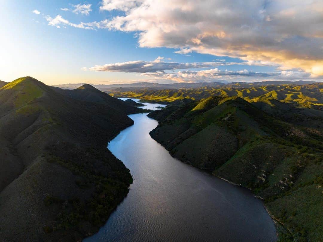 クリス・バーカードのインスタグラム：「There was a moment this Winter in California where every single water source was filled to the brim. The perspectives were unlike anything I had seen in my life. Even the driest of canyons were glowing with the evening sun as they spilled over with precipitation. It’s a sight I’ll never take for granted and im grateful I was able to document it.」