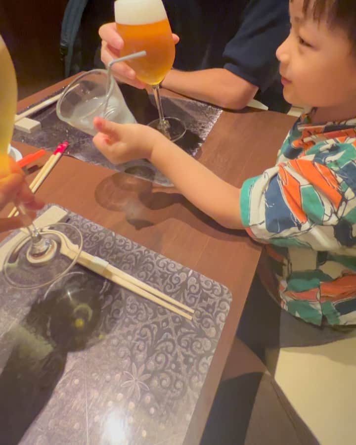 伊藤良夏のインスタグラム：「7月22日の誕生日は父の命日でもあるので特別な日です。 家族にお祝いしてもらい、良い夜でした🥂」