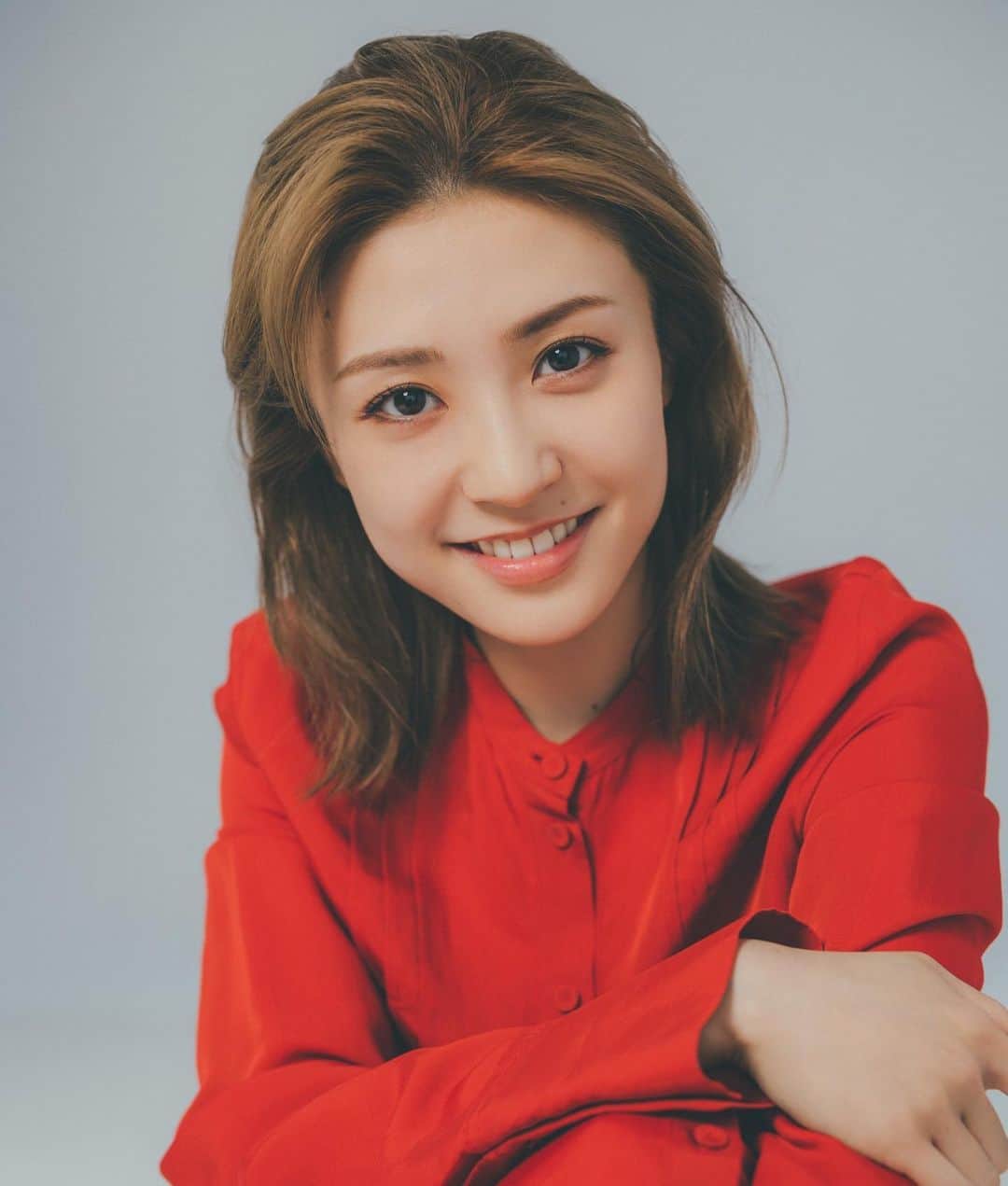 のインスタグラム：「おはようございます！！ 本日発表させて頂きましたが この度、アミューズに所属することになりました！！！！ 在団中もそして卒業後も変わらず皆様からの温かいお気持ちお声に胸いっぱいで感謝の気持ちで溢れてます😌  こうして素敵な方々とお仕事できることに胸躍らせて、皆様を少しでも元気付ける存在であれるようこれから始まる新たな道へと進んでいけたらなと思っております！！ 皆様これからもどうぞよろしくお願いします😊💪💪  #潤花 #アミューズ」