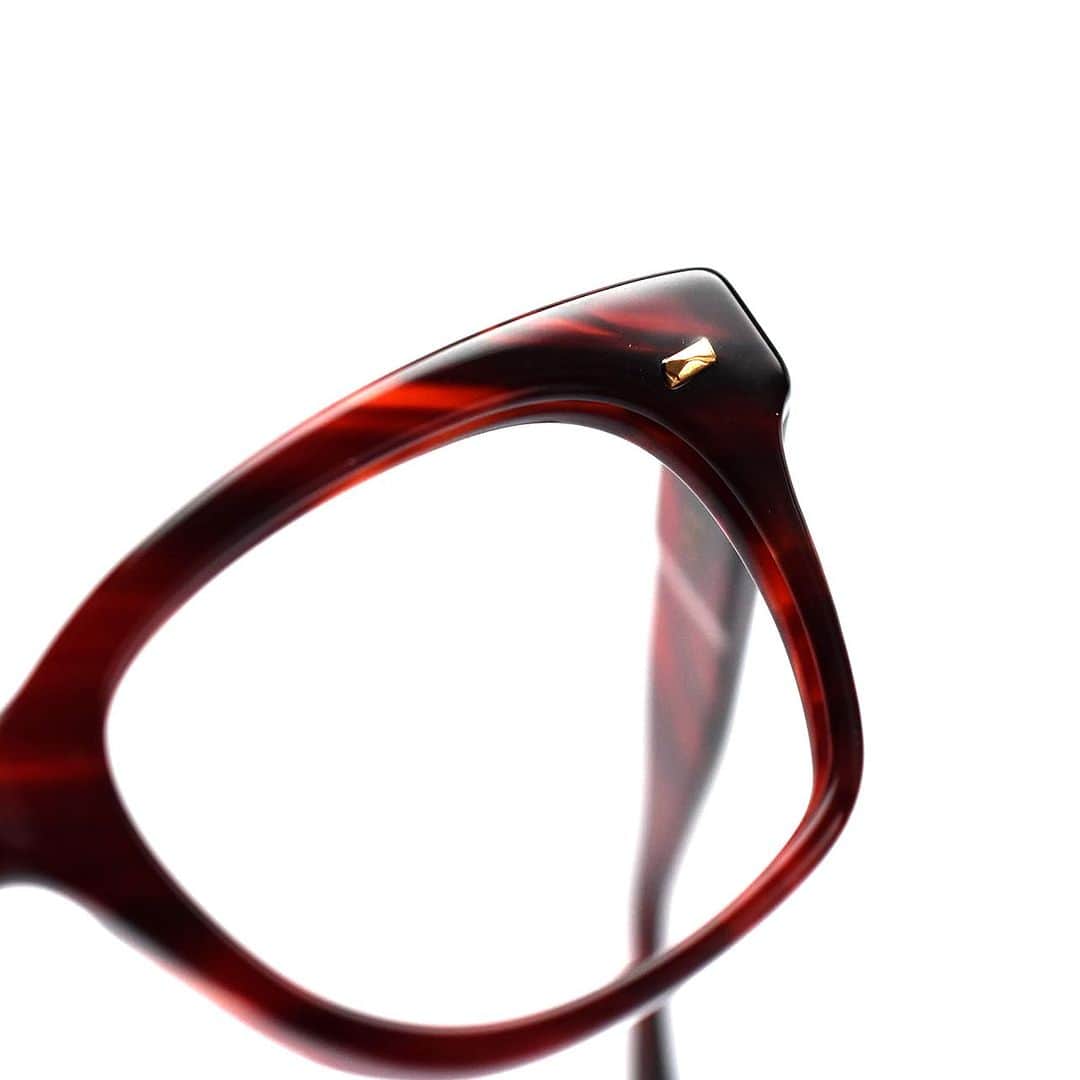 blincvaseさんのインスタグラム写真 - (blincvaseInstagram)「. 福井県鯖江市の眼鏡工場のファクトリーブランド「NTS」。1960年代から80年代半ばまで20年以上に渡りロングセラーとなったモデル 「NO.3」の新色「コードバン」が発売です。  希少な革素材として知られるコードバンを思わせる、美しい艶と深みのある上質な赤味が特徴です。  丁寧に仕上げられたセルロイド素材だからこそ感じられるその質感が、鮮やかな柄に更に奥行きを感じさせます。  NTS | エヌティーエス Model: No.3 Size: 48 Color: コードバン Price: ¥38,500(w/tax)  #NTS_People #昭和 #名作 #セルロイド」7月27日 10時19分 - blincvase
