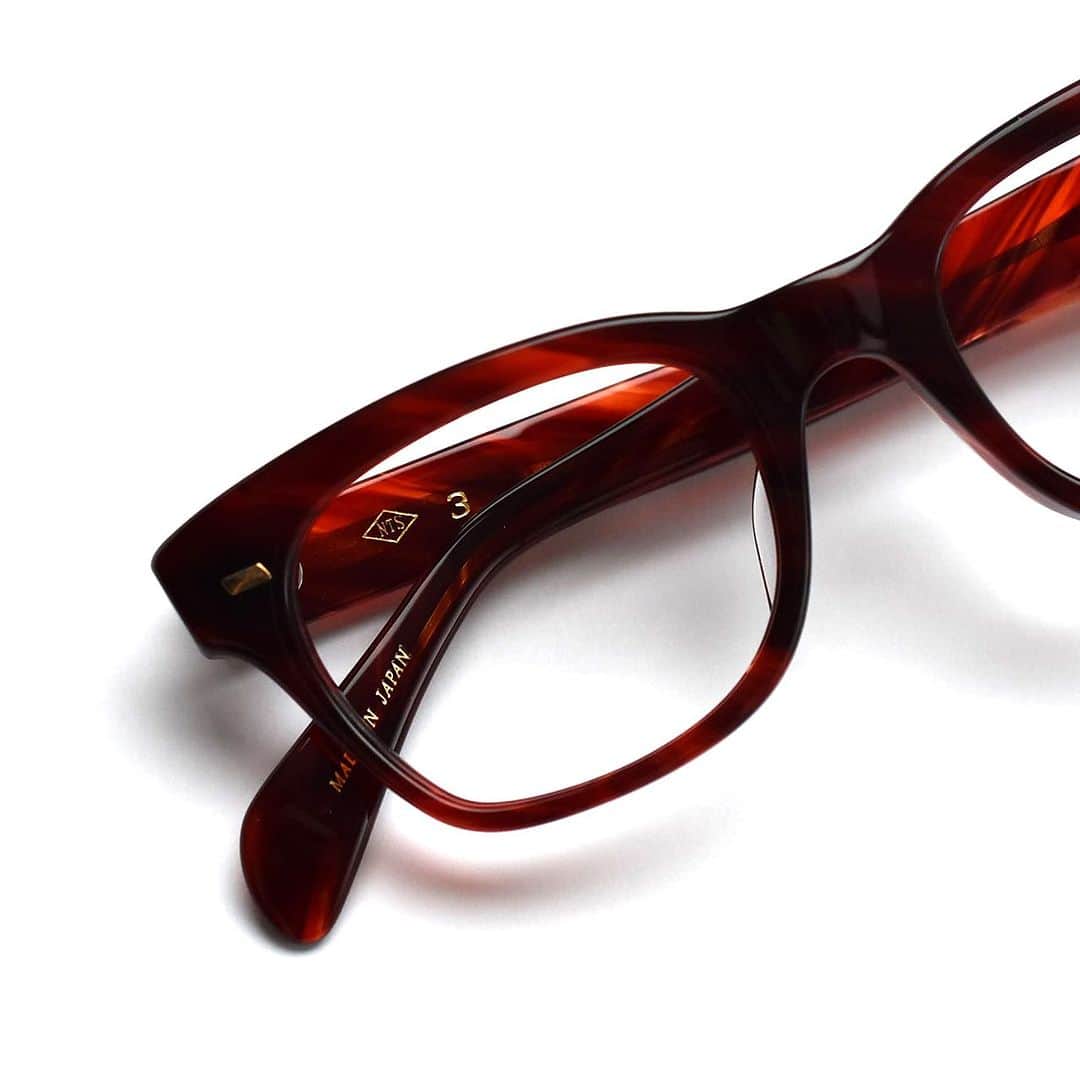 blincvaseさんのインスタグラム写真 - (blincvaseInstagram)「. 福井県鯖江市の眼鏡工場のファクトリーブランド「NTS」。1960年代から80年代半ばまで20年以上に渡りロングセラーとなったモデル 「NO.3」の新色「コードバン」が発売です。  希少な革素材として知られるコードバンを思わせる、美しい艶と深みのある上質な赤味が特徴です。  丁寧に仕上げられたセルロイド素材だからこそ感じられるその質感が、鮮やかな柄に更に奥行きを感じさせます。  NTS | エヌティーエス Model: No.3 Size: 48 Color: コードバン Price: ¥38,500(w/tax)  #NTS_People #昭和 #名作 #セルロイド」7月27日 10時19分 - blincvase