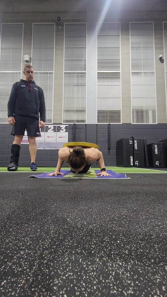 ケイト・キャンベルのインスタグラム：「There is so 'secret'. Consistence and persistence are the only way to improve....and once you start improving you start enjoying the challenge...so push-ups and I are finally starting to get along 😝 #training #push-ups #improving」