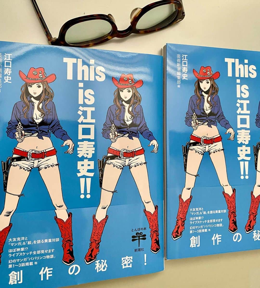 江口寿史のインスタグラム：「『This is 江口寿史』（新潮社とんぼの本）発売まであと１週間を切りました。( 8月２日発売） ひとつお断りしておきますが、この本は2016年「芸術新潮」での江口寿史特集の内容に、その後の「芸術新潮」で載った僕関連の対談や、記事をまとめたものです。 もちろん最新の『彼女展』でのライブドローイングのルポや、幻の『パパリンコ物語』１話から３話までの初復刻とか、目新しいページもありますが、基本的には再録本である、という事です。 一番古い記事からはもう７年経っているので、自分の中ではいささか古いかなという思いを禁じ得ない所があります。５年経つと変わるからね、人も状況も。とくにこの７年の間にはコロナ禍があり、世界は大きく変わったから。 2016年といえばまだ『彼女展』も始まっていない。『KING OF POP』の時代ですね。コロナ前の世界のひとつの記録として読んでいただくのがいいかなと思います。」
