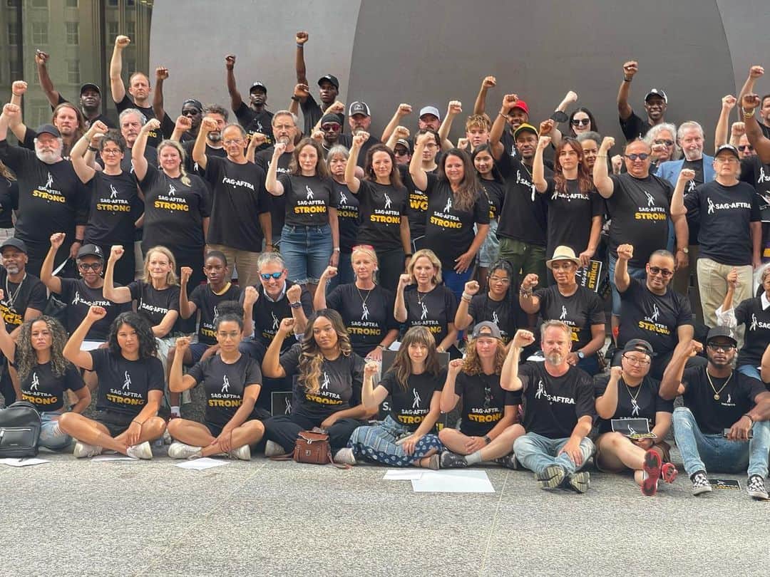 マーリー・マトリンのインスタグラム：「We are Chicago @sagaftra STRONG」