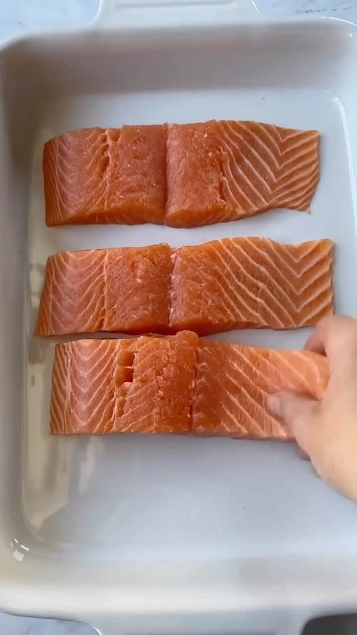 Easy Recipesのインスタグラム：「Baked Teriyaki Salmon dinner in less than 20 minutes.  4 salmon fillet, center cut   Teriyaki Marinade Sauce ½ cup orange juice fresh if possible 2 tbsps. vegetable oil 2 tsps. rice vinegar ¼ cup soy sauce low sodium or light 1½ tbsp. corn starch 1½ tbsp. fresh ginger grated 3 cloves garlic mined, fresh ½ tsp. chili flakes 3 tbsps. brown sugar ¼ cup water  Bake at 400 F for 10-12 minutes depending on the size of the salmon. For thicker cuts, 12-15 minutes. Check with fork for doneness.」