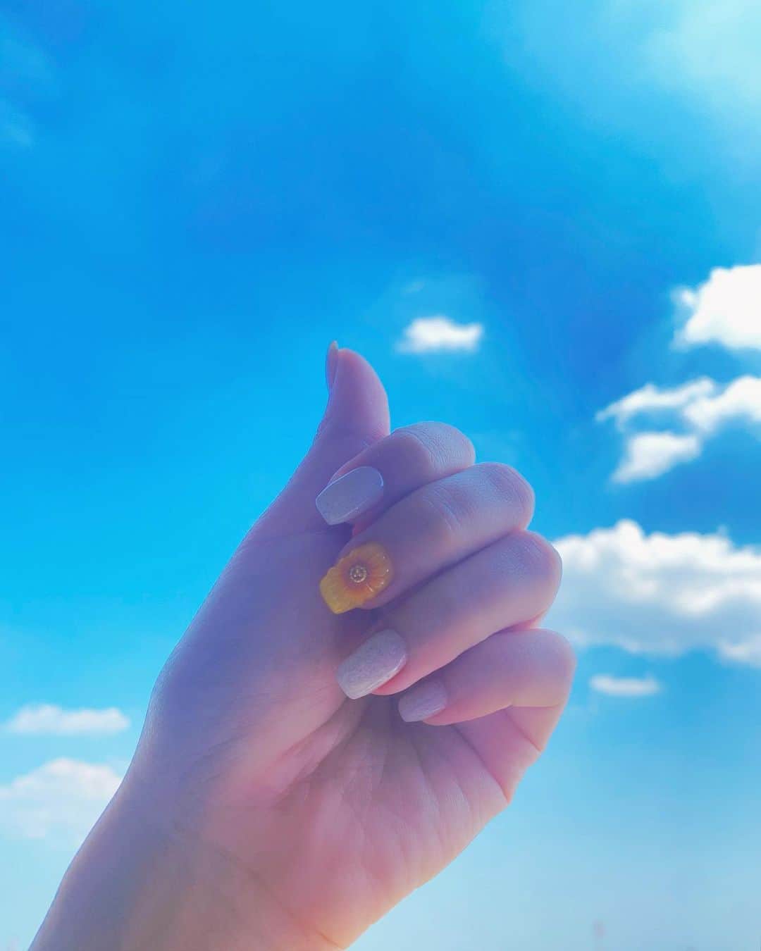 名取稚菜さんのインスタグラム写真 - (名取稚菜Instagram)「♛︎ ⁡ 私の手に咲いてるひまわり🌻 ⁡」7月27日 10時35分 - wakana_1995