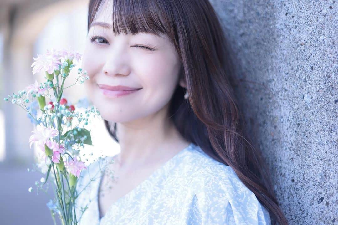水野愛日のインスタグラム：「誕生日を迎え、48歳になりました！  世界は広くて、まだまだチャレンジしたいことがいっぱい！ ワクワク楽しい、笑顔の歳にしたいです💐🤍  いつも関わって下さってる皆さん、ありがとうございます✨ これからもよろしくお願いします🩵🩷  Photo by Rina Asahina HairMake by Hiromi Suto   #水野愛日   #水野愛日cdデビュー25周年」