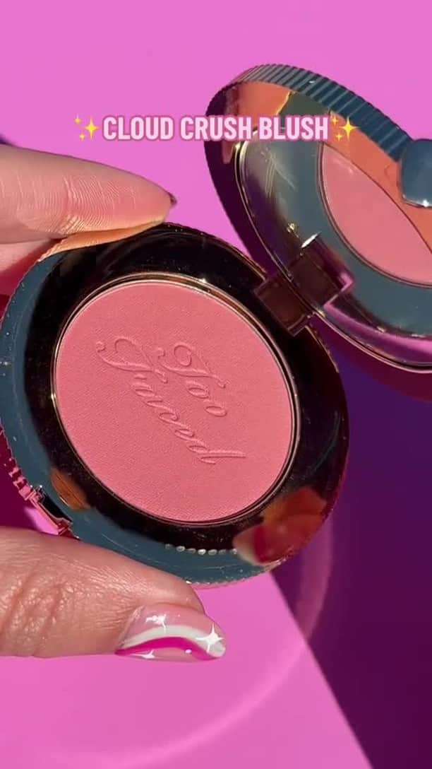 Too Facedのインスタグラム：「Cloud Crush Blushes biggest fans right here! 😌🙋‍♀️ Our blushes give your cheeks a gorgeous cloud-like kiss of color! 😚💞✨ #toofaced #tfcrueltyfree」