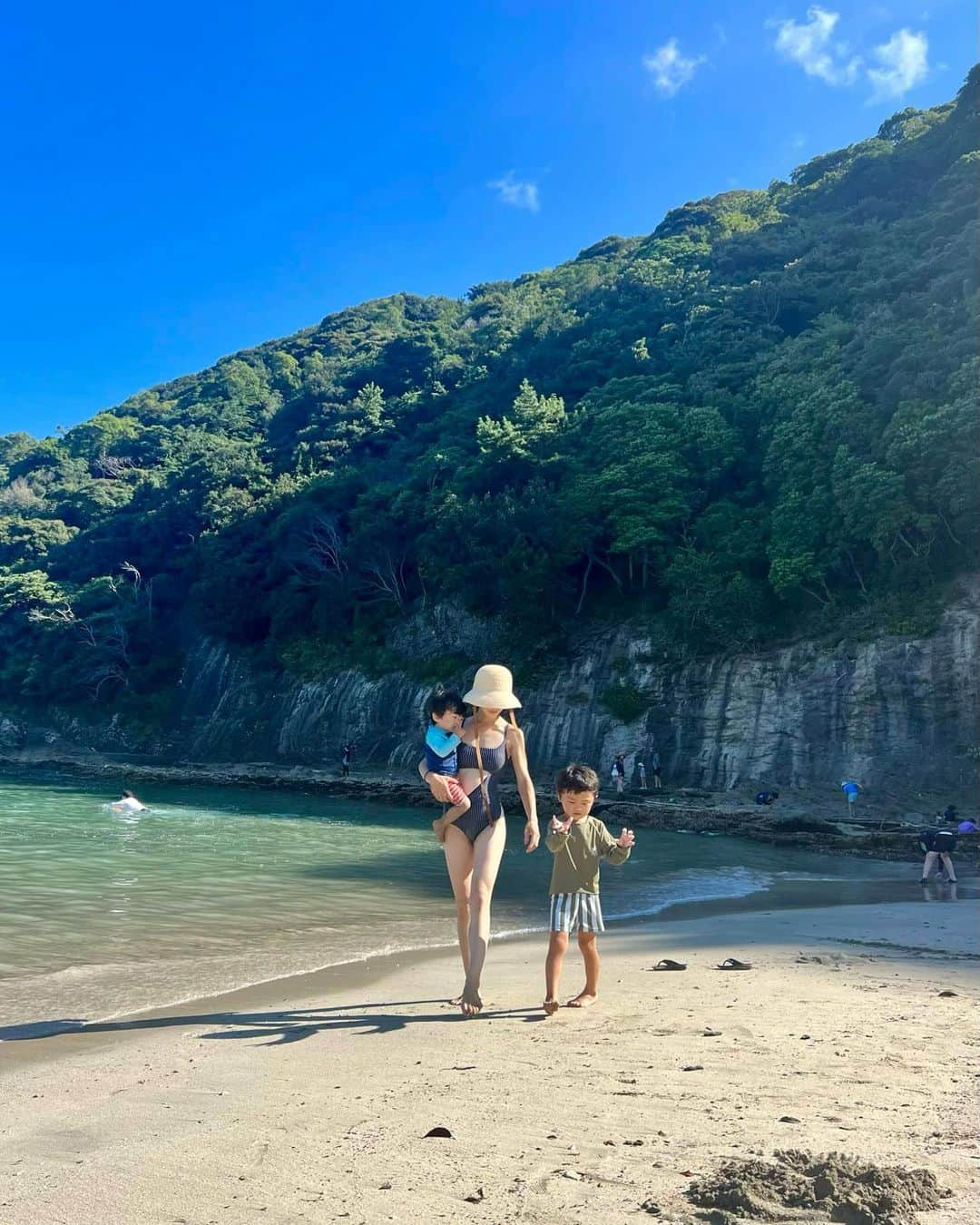 Ayaさんのインスタグラム写真 - (AyaInstagram)「夏休み🏖👙🐠👩‍👦‍👦  ホテルからすぐの海🌊 なんか穴場で良かったな〜ここ！ やっぱ伊豆の海は綺麗✨  👦🏼は途中からずっと蟹さがし🦀 足がこしょばいと思ったら めちゃくちゃ大きい🦀が私の足にきてびっくり。笑  👶🏼は顔面から転けて顔中砂まみれ🤦🏻‍♀️ 波がくるたびビビって泣いてた →でもまた水に入りたがる。の繰り返し（笑）  #夏休み#伊豆#伊豆旅行#伊豆下田#家族旅行#南伊豆 #鍋田浜海水浴場#男の子ママ#男の子育児#子連れ旅行」7月27日 10時38分 - aya__fit