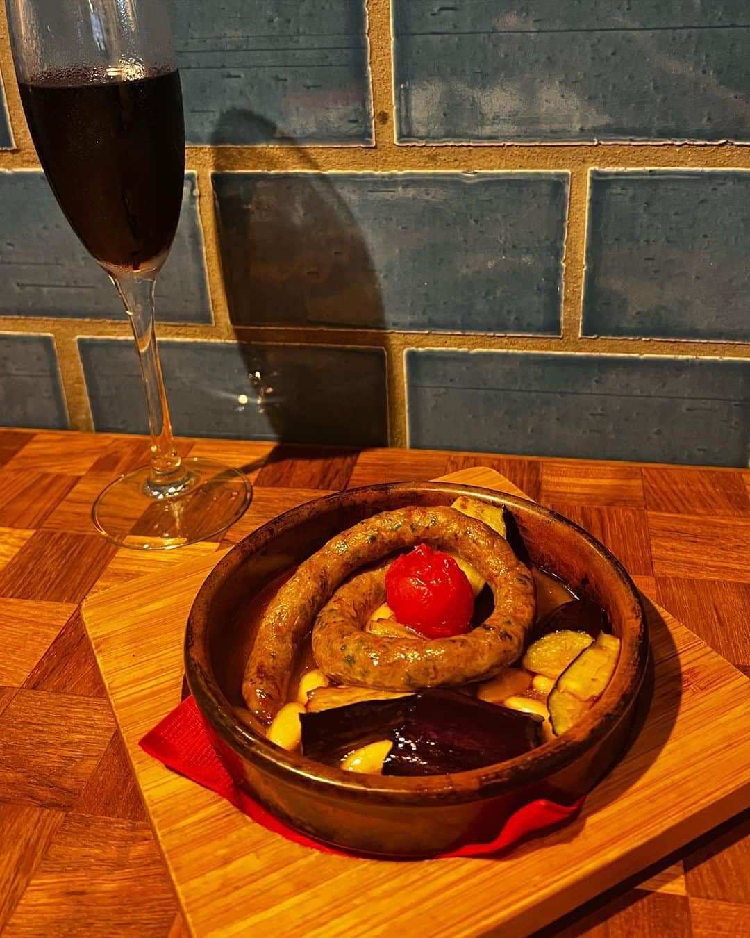 神谷麻美さんのインスタグラム写真 - (神谷麻美Instagram)「#vinotecamessina でディナーしたよ💖🍽🥰✨️ とても美味しかったぁ🥰💖✨️  濃厚カルボナーラPIZZA～トリュフ風味〜 ピザ生地も美味し、トリュフ香るから、美味しすぎたぁ🥰🍕💖✨️  仔羊とンドゥイヤのピリ辛くるくるソーセージ  のソーセージがハーブ効いてて美味しかったぁ💖✨️  手長海老のトマトクリーム和えパスタは、絶品🥰💖✨️  ゴルゴンゾーラのアイス が、味がゴルゴンゾーラすぎて美味しかった💖  赤のスパークリングワインも美味しかった🥰🍷💖✨️  自由が丘の地で20年以上愛される味🥰💖✨️  PR @vinotecamessina #ヴィノテカメッシーナ #自由が丘グルメ #自由が丘 #自由が丘ディナー #自由が丘ランチ #東京グルメ #東京ランチ」7月27日 10時39分 - asamice428