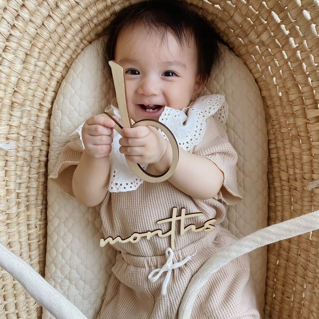のインスタグラム：「え、もう6みたいになってて草 撮るの難すぎ無理w もはや11ヶ月目前〜やっと月齢フォト撮った。 あと2ヶ月で終わるのに、めんどくなっちゃってた😮‍💨 10ヶ月になってからも、風邪ひいたり大変だったけど、ママって言ってくれるようになって、ママ、感激の涙よ🥹 #生後10ヶ月 #10month #月齢フォト #instababies  #l4l」