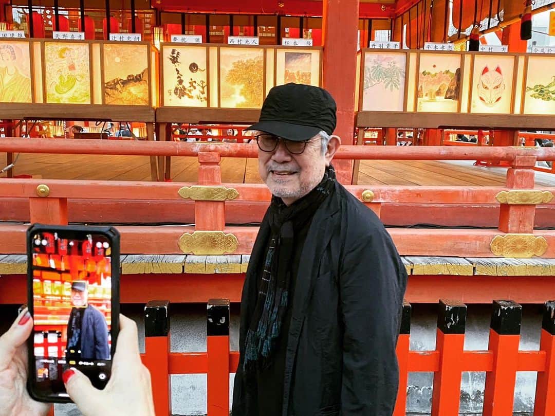 松本隆さんのインスタグラム写真 - (松本隆Instagram)「写真撮られてる。iPhone持つ赤い爪は安珠の手。そうするとこの写真を撮ってるのは天野さんか。という3人の友情がこの1枚に詰まってる。」7月27日 10時46分 - takashi_matsumoto_official