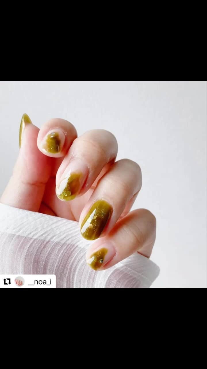 【PLANET NAIL（プラネット ネイル）】公式のインスタグラム：「✰✰✰ @__noa_i さま♡  PLANETNAIL  ラメネイル PLB35 リトルスターの軌跡 を使ったニュアンスネイルデザインの ご紹介ありがとうございます👩‍❤️‍💋‍👩✨  つやんつやんだから くすみカラーも涼しげに見えちゃう♡ ラメを背景にしちゃうなんてさすがです🥺✨ ぜひぜひみなさまもまねっこしてみてください😍 ╍ ╍ ╍ ╍ ╍ ╍ ╍ ╍ ╍ ╍ ╍ ╍ ╍ ╍ ╍ ╍ ╍ ╍ ╍ ╍ ╍ ╍ ╍  ……セルフネイルの記録  THE POLISHの3色使ってニュアンスネイルにしてみました🥰 つやんつやん💚  PLANET NAILのラメの上から重ね塗りしたら奥行きが出ていい感じです🤭  @aaasanooo  #thepolish  satin oolong tea milk glass  @planet.jp  #プラネットネイル 35.リトルスターの軌跡  #セルフネイル #セルフネイル初心者 #セルフネイル部 #ポリッシュネイル #ニュアンスネイル #ママネイル #nails #naildesign #instanails」