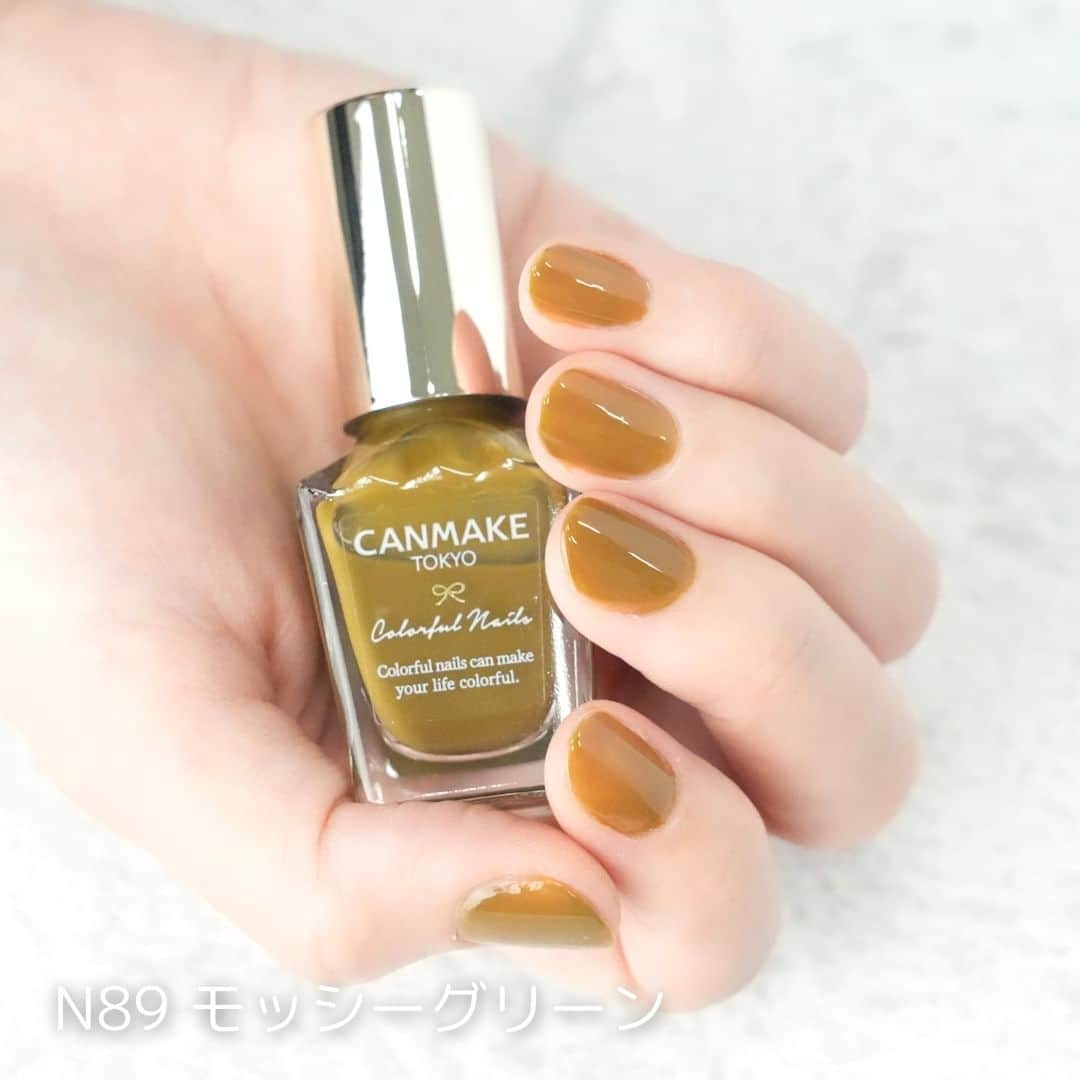 CANMAKE TOKYO（キャンメイク）さんのインスタグラム写真 - (CANMAKE TOKYO（キャンメイク）Instagram)「#カラフルネイルズ に大地をイメージしたアースカラーが登場✨  カラバリ豊富でツヤ・持ち・塗りやすさも◎ すばやく乾いてみとれるような仕上がりに💅  ＜先行＞ N86 サンドストーン  赤い砂岩をイメージしたゴールドパール配合の赤茶色  N87 エインシェントピラミッド ピラミッドをイメージしたマスタードブラウン  ＜限定色＞ N88 ゴールドオーア 金鉱石をイメージした大粒のゴールドラメ配合のカーキ  N89 モッシーグリーン 苔をイメージしたシアーなモスグリーン  N90 ボルケーノ 火山をイメージしたラメが輝くダークブラウン  夏から秋まで使える落ち着いたカラーが勢ぞろい♡ アートはもちろん、単色でもおしゃれな仕上がり✨ いろんなネイルを楽しんでみてね🎵  ・カラフルネイルズ　各396円(税込)  公式オンラインストアでは発売開始！ 店頭では7月下旬から順次販売を開始します♪ ぜひチェックしてみてくださいね💗  #CANMAKE #CANMAKETOKYO #キャンメイク #かわいいに出会える #プチプラコスメ #メイク #ネイル #ネイルカラー #カラフルネイルズ #アースカラーネイル #セルフネイル #夏ネイル #秋ネイル #キャンメイク新商品 #新商品 #先行発売 #先行コスメ #限定コスメ #makeup #nailpolish」7月27日 10時56分 - canmaketokyo