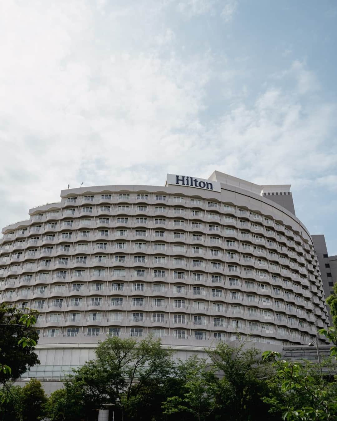 Hilton Tokyo Odaiba ヒルトン東京お台場のインスタグラム：「お台場に佇むヒルトン東京お台場🏢🍃 当ホテルでは、様々な宿泊プランをご用意しております。 ぜひ大切な方と極上のステイをお楽しみください✨  Discover Hilton Tokyo Odaiba, an exquisite retreat in the heart of Odaiba 🏢🍃 Experience a selection of exceptional accommodation packages tailored to your preferences at our hotel. Indulge in a sublime stay with your loved ones and create cherished moments that will last a lifetime ✨  #ヒルトン東京お台場 #hiltontokyoodaiba」