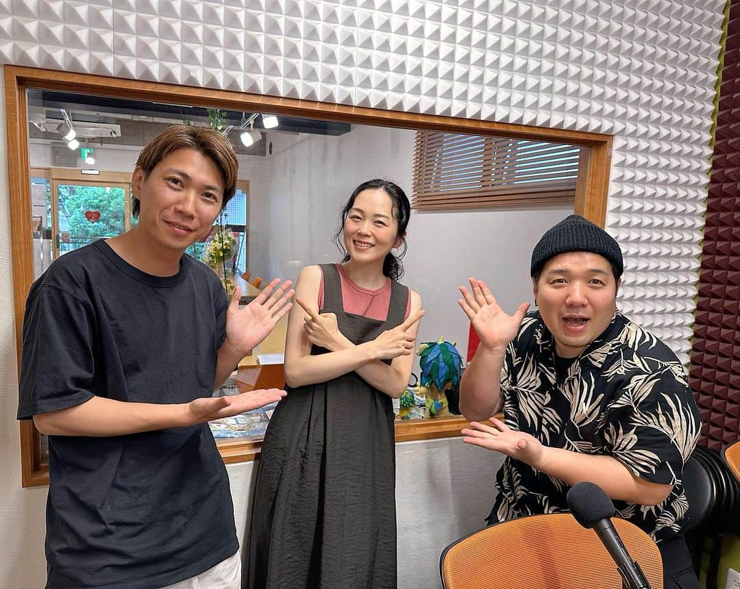 上野まなのインスタグラム：「📻✨  先週はコマラジへお邪魔させていただきました🎵  4ヶ月ぶりの水曜日16時😆！ 『青い鳥を探して』生放送 久しぶりにHama(Psalm)さん＆初めて松田栄作さんにお会い出来てすごく楽しかったです！！  新曲宣伝させていただきました✨ メッセージもありがとうございました🥹💕  ＆生放送の前に、ドラマー中沢剛さんとシンガー美千歌さんの番組 Sunday Cool Night『KOMAE GO! GO!』の収録にもゲストで呼んでいただきました！  楽しいトークと宣伝、ありがとうございました☺️！！  聴いてくださった皆様ありがとう❤️  #コマラジ #ゲスト出演 #hamapsalm  #松田栄作 #青い鳥を探して #中沢剛 #美千歌 #komaegogo #ukulele #ウクレレ #上野まなたそ  #コマラジでのあだ名 #すごいエリザベス 姉さんがネーミングしてくれた😙 #よろしくね」
