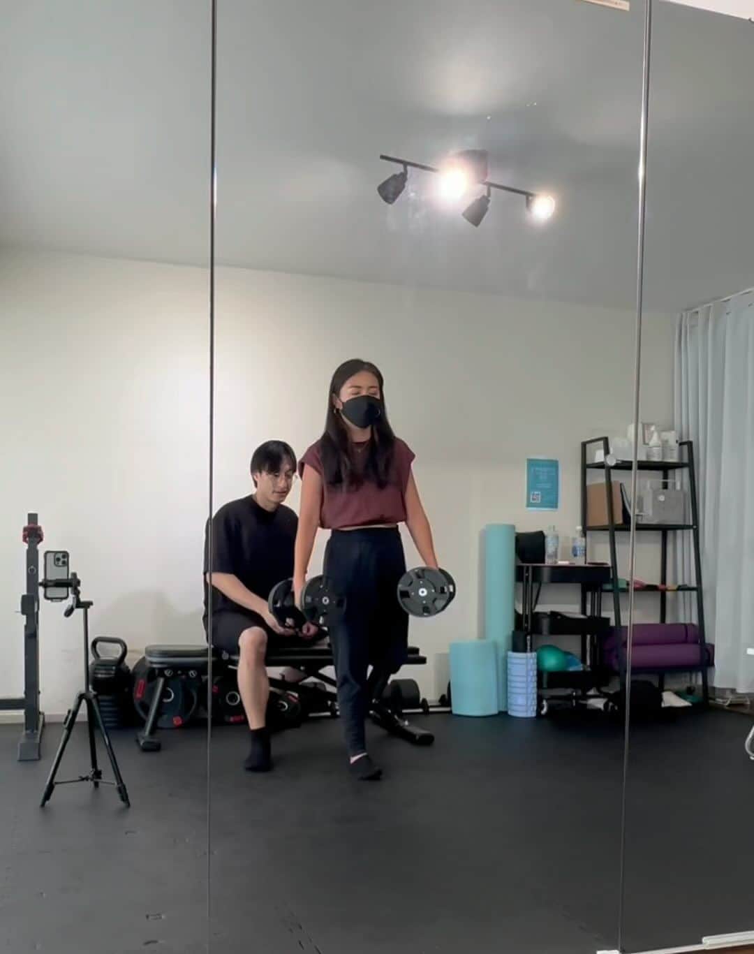 YU-Aのインスタグラム：「久々に #パーソナルトレーニング の一部を載せるね🙋🏿‍♀️✨  @yutaweb.fit に見てもらい始めて しばらく経つけど、 体が動きやすくなってるのを感じる。 勿論日によって重い日や軽い日はあるけど、 産後ボロボロだった体。 その可動域が確実に広がっているのを感じる。  ただ、ある程度まで落ちた 体重に関してはしばらく停滞中、、、。 ここからが落ちない😭😭😭 って事で、最近一つ一つの回数が 10回ほど増えてきています😱w  スーパーに行くと大好きな豚バラを 買いたくなるのですがw グッと堪えてささみか鶏胸肉を 毎日の様に買っています。  1日に自分の体重分位のタンパク質をgで 摂取するのが良いんだけど、 それがなかなか大変😳💦  お刺身や鳥食べて、プロテイン飲んで なるべくとるようにしてます🙋🏿‍♀️  ダイエッター達！頑張ろう👍🏿👍🏿👍🏿  #YUA #パーソナルトレーニング #ダイエット #トレーニング #食事」
