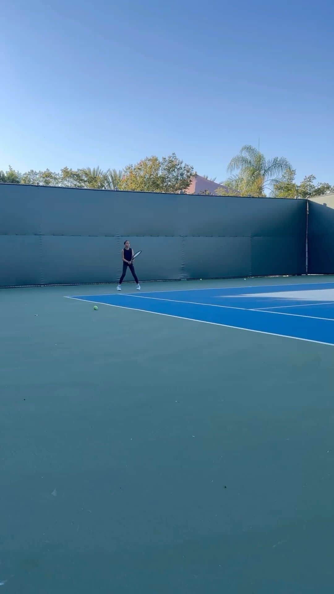 ロゼリン・サンチェスのインスタグラム：「@sebitennis Working on that forehand 🎾  With coach @coachvasileios   #tennisgirl  #workinghard  #girlwithdreams⭐️」