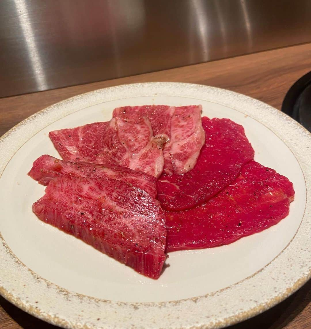 川口カノンのインスタグラム：「焼肉ホルモンうしごろ銀座店にお邪魔してきました🍖 @ushigoro_yakiniku  ． 今回はホルモンが苦手な方も楽しめるという正肉コースを頂きました。 ． 私のおすすめはトロけるロース！ ほんとに美味しかった〜 とけました笑笑 ． 銀座にしてはとてもお手頃価格でお肉を楽しめるので是非☺️💓 ． ． ． ． ．  #焼肉ホルモンうしごろ銀座店 ##うしごろ #ushigoro #銀座ホルモン #銀座焼肉 #PR」