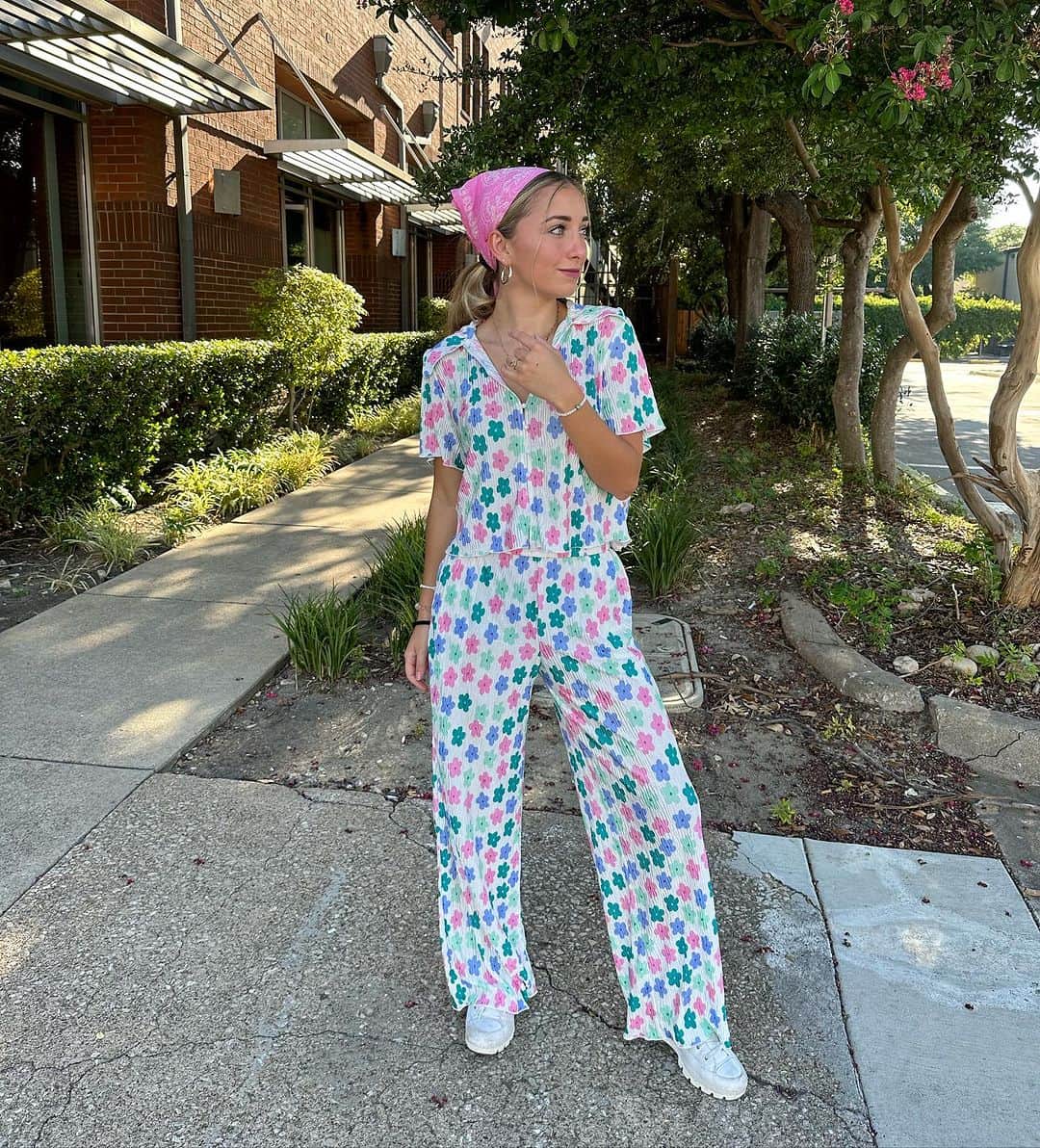 Brooklyn and Baileyのインスタグラム：「A little moment for the outfit 😌」