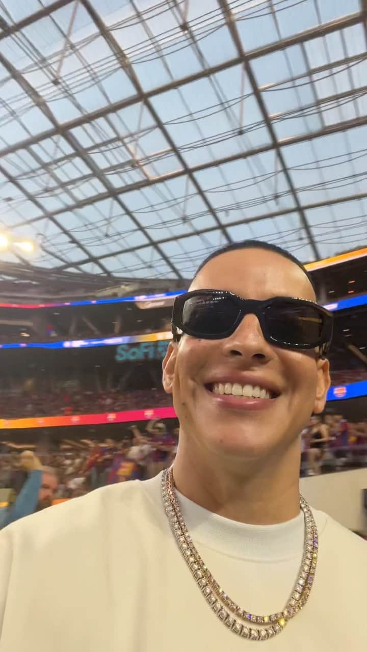 ダディー・ヤンキーのインスタグラム：「Disfrutando de un gran partido en LA! Barca vs Arsenal Gracias @spotify @fcbarcelona por la invitación! ⚽️🎵❤️‍🔥」