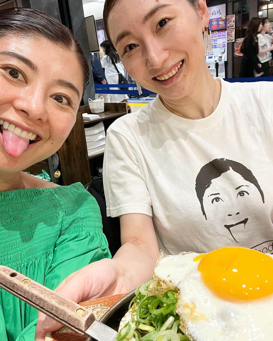 間々田佳子のインスタグラム：「間々田メソッド Tシャツができました❣️  講演が終わるとすぐ 美味しいものを 食べたくなる私  東京駅でお好み焼き 美味しかったです！  #間々田佳子 #表情筋研究」