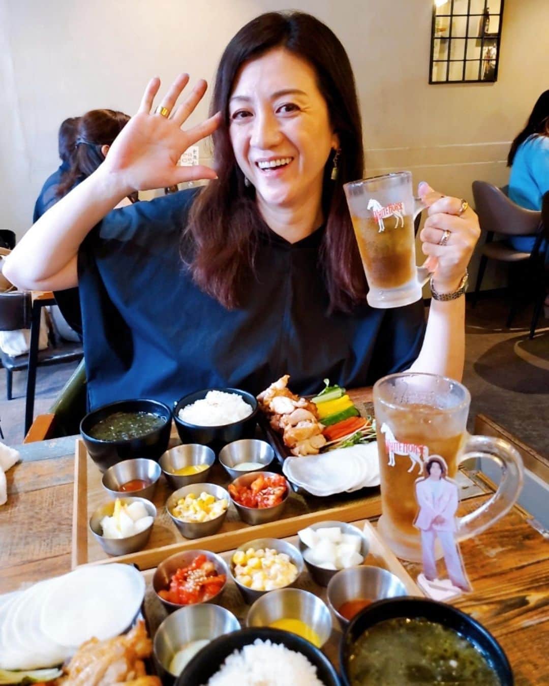野々村友紀子のインスタグラム：「ママ友と新大久保ランチ🌈  またまた初めてのお店です。 カリカリのチキンを野菜と一緒にペラペラ大根漬物で巻き巻きしてお好みのソースでいただきました。激うまですやん！ まだまだ韓国料理で食べたことないパターンがいっぱいあるんやね！  私がジョッキ持ってたらお酒かと思うでしょうがコーン茶です。  ママ友ちゃんの推しのアクスタも映ってますね😆 推しと一緒に食べたいとのこと。 すごく好きなものがある人生ってステキ♪  そのあとオシャレカフェ行っていっぱい喋って解散。  新しいお店もたくさんできて、どこもオシャレでかわいいし、プチ旅行気分で楽しかったー✈️🌈✨  ちいかわプレゼントもらっちゃって🎁ウキウキ ありがとう😊  🍉追記🍉 お店の名前は【韓国チキン DAOL（ダオル）】です！ 調べてみてくださいねー」