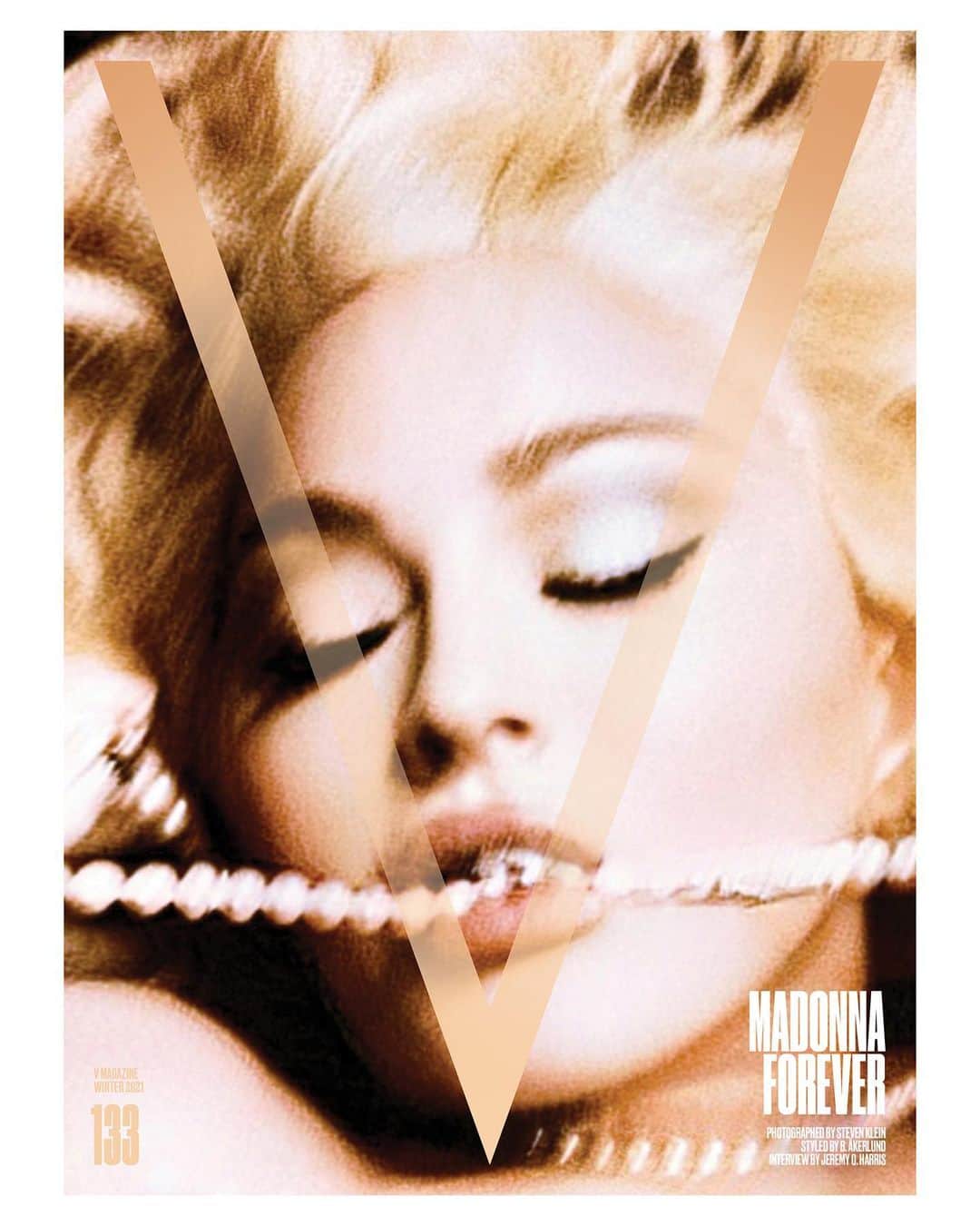 V Magazineさんのインスタグラム写真 - (V MagazineInstagram)「Today, V is celebrating the 40th anniversary of music legend @Madonna's self titled, debut studio album! 💿🎵  In honor of this, we’re looking back to when the queen of pop starred on the cover of V133, photographed by @stevenkleinstudio and styled by @bcompleted in an homage to cinema star #MarilynMonroe—inspired by #BertStern’s iconic ‘The Last Sitting’.   For a limited-time only, V are turning our subscribers cover of V133 available for purchase on shop.vmagazine.com. Head to the link in our bio to score a copy before they sell out + join us as we take a look back at the superstar’s debut album and dazzling journey into the spotlight. — From V133 Winter 2021 Photography @stevenkleinstudio Fashion @bcompleted Interview @jeremyoharris Makeup @kalikennedy (@forwardartists) Hair @andylecompte (@thewallgroup) Nails @naominailsnyc (@maworldgroup) Casting @itboygregk (@gkldprojects) Location @stregisnewyork Set Design @jackrflanagan (@thewallgroup) Production @thatoneproduction  Content/BTS @ricardogomesinst / @ryanbdrake」7月27日 22時41分 - vmagazine