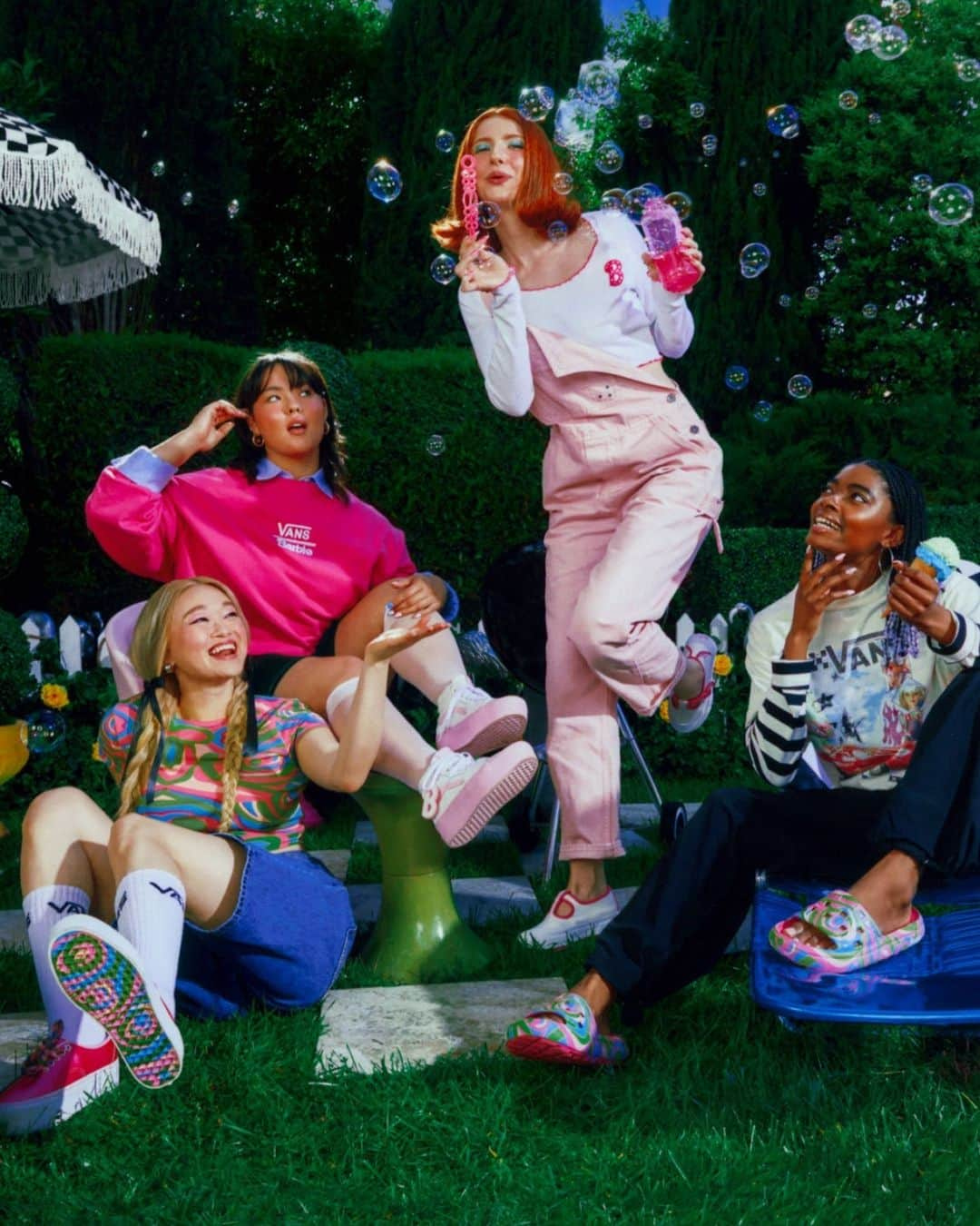 vans girlsさんのインスタグラム写真 - (vans girlsInstagram)「Sun-kissed pinks and ‘90s-inspired prints, your California dreams come to life with Vans x Barbie 💖🎀 Mix and match your favorite pieces now at the link in bio.」7月27日 22時33分 - vansgirls