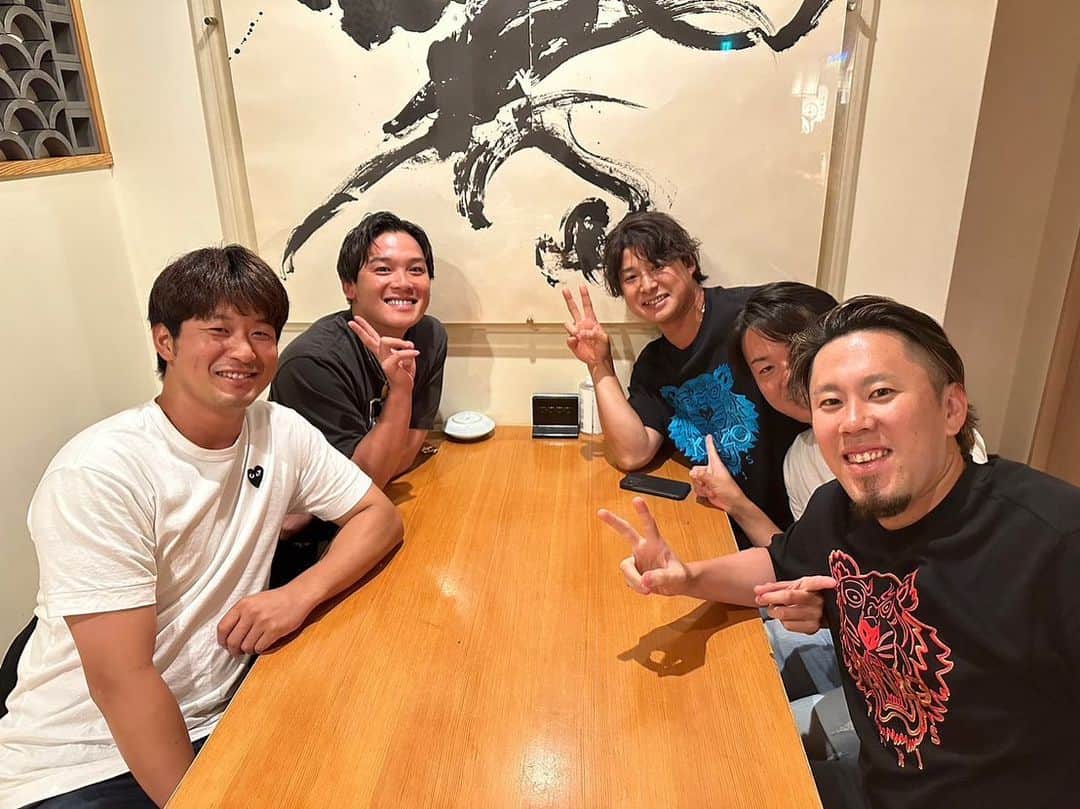 西村天裕さんのインスタグラム写真 - (西村天裕Instagram)「おばんです！ 今日同級生会しました😚 しんご（@shingooooo.36 ）の歓迎会も兼ねて✌️✌️ 明太とろろ鍋を食べました🥰 また明日から頑張ります💪💪💪  #chibalotte #93年会 #藤岡裕大 #石川慎吾 #柿沼友哉  #渡邉啓太 #西村天裕 #博多グルメ #炉端割烹主海 #主海 #すかい #スカイ #sky . . P.S ゆうだいとまさかのTシャツ色違い😂😂笑 #KENZO」7月27日 22時34分 - takagra35