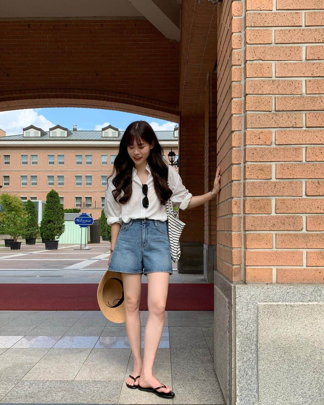 のインスタグラム：「로우컷팅데님숏팬츠를 이어 추천해드리는..🩵 로우컷팅데님숏팬츠보다 사알짝 짧은 느낌이예요😉 #BITETHEBULLET#바잇더불렛  + 업데이트 현황은 @bitethebullet.co.kr 요 계정에서 확인가능하세요🧚🏻‍♀️  + 사진속의 코디는 댓글로 문의주시면 업데이트시 안내 다이렉트 보내드리고 있습니다🥳✨」
