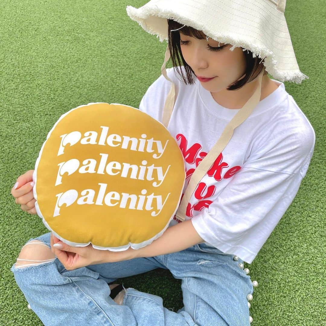 POCHIのインスタグラム：「palenityグッズラインご注文はお済みですか❓  本日までのご注文で2023年8月中旬にお届けで7月28日以降のご注文はお届けまで3~4週間ほどかかりります💌  是非GETしてね🍋  #palenity #クッション #ロゴクッション #ポーチ #総柄ポーチ #ステッカー」