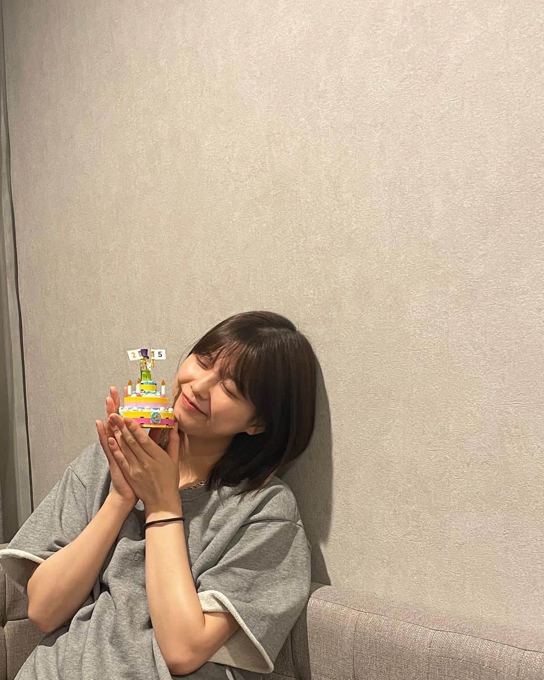 渡邉理佐のインスタグラム：「25歳になりました たくさんのおめでとうをありがとうございます🌷  少し前にお友達がお祝いしてくれたときの🕺」