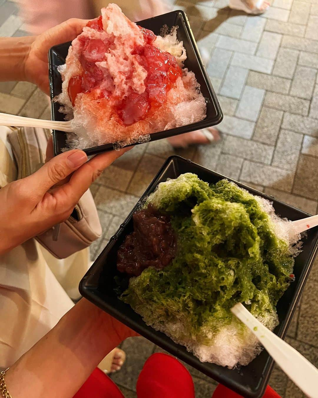 石井亜美さんのインスタグラム写真 - (石井亜美Instagram)「🍉  楽しみにしていた、久しぶりのお祭り！！🥹✨✨ 神楽坂祭りに行ってきたよ！  お祭りでビール… なんて最高なのでしょう🍺  神楽坂のお祭りは、 美味しいお店が露店を出しているので、 どれ食べよう〜！？と、終始ワクワク。  きゅうりと焼きそばを探し求めた結果、 焼きそばが私たちの手前で売り切れてしまい😂w  焼きそば欲を満たす為に入った 上海料理屋さんがこれまた最高〜に美味しくて、 結果オーライの夜でした☺️  ティファニーが沢山写真撮ってくれた！📸  Top @cfcl_official  Bag @allahollon_official × AMI ISHII  #cfcl #お祭り #お祭りコーデ #神楽坂 #神楽坂祭り #オラホロン」7月27日 22時38分 - ami_ishii_