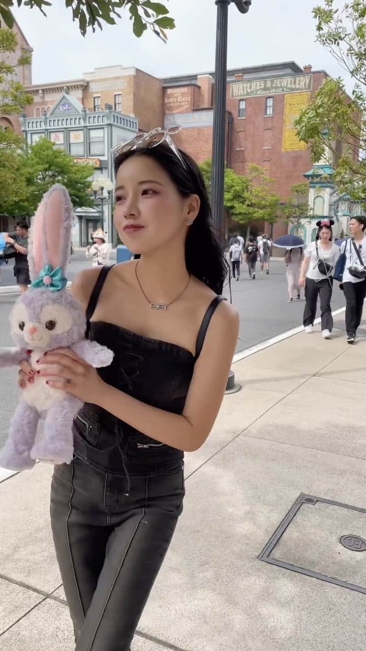 えみ姉のインスタグラム：「ㅤㅤ 大好きなお友達がいつも褒めまくってくれて たくさん写真も動画も撮っててくれてたけんリールにしてみた🥺🩷 ㅤㅤ ほわほわした気持ちでいられる大好きなお友達😽♡♡♡  ㅤ 真夏ディズニーは汗修行だったけど楽しかったー！ もう腕と肩がこんがり焼けすぎて夏は結構です🥵😬笑 ㅤ ㅤ #ディズニーシー #ディズニーコーデ #ディズニーランド #disneysea」