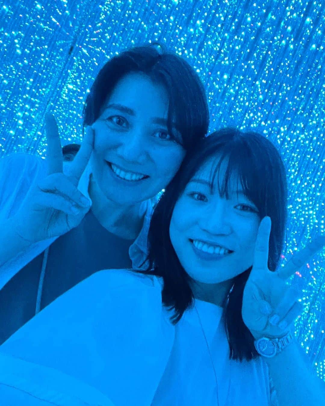 のインスタグラム：「非日常味わいたい！ リフレッシュしたい！ ということで、お友達と豊洲にあるチームラボ⭐︎まで行ってきました〜。 最高に楽しかった！2枚目の画像の表情でそれが伝わるかと思います。笑 まさに非日常の体験だったし、童心に帰って遊べた感じ。良い休日らしい休日でした☺️ #チームラボ#チームラボ豊洲#休日」