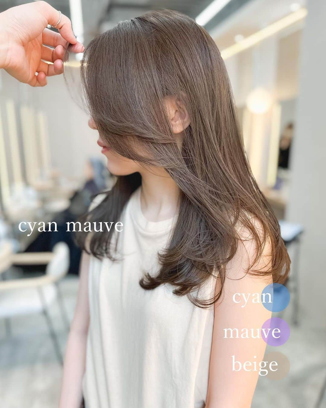 小西涼のインスタグラム：「お客様ヘア【cyan mauve】シアモーブ❄️ ●シアン ●モーブ ●ベージュ この3色のブレンドカラーになります💁‍♂️ 淡い色で透明度が高く モーブが血色良く艶感も高い色を出してくれます🍇 ． 顔まわりにはフェイスレイヤーを✂︎ 外巻きで流すと大人っぽく 内巻きに下ろすと今っぽくなるような 顔まわりのレイヤーカットになってます💇‍♀️ ． ． #シアベージュ#モーブカラー #レイヤーカット#ハイライトカラー」