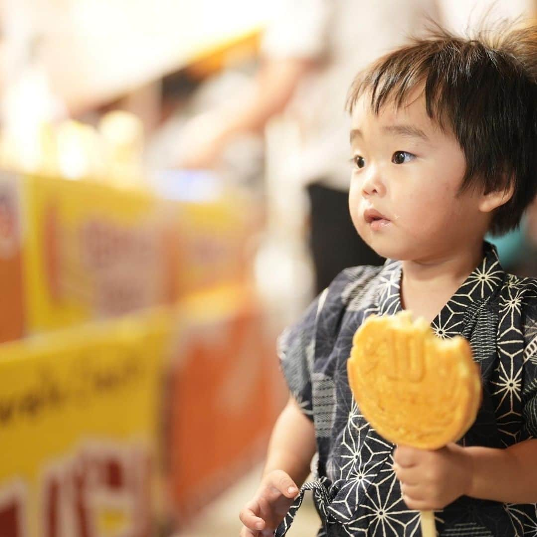 きりのさんのインスタグラム写真 - (きりのInstagram)「夏祭りに行ってきました🥰💕  このぷよぷよみたいなゼリーみたいなやつなんていう名前なんだろう笑  花火も観れて子ども達は大喜びでした🎆  きりちゃん去年は浴衣を着せたんですけど、着崩れて大変だったので今年は甚平にしました🤣  #夏祭りデビュー  #夏祭りコーデ」7月27日 21時07分 - kirino0808