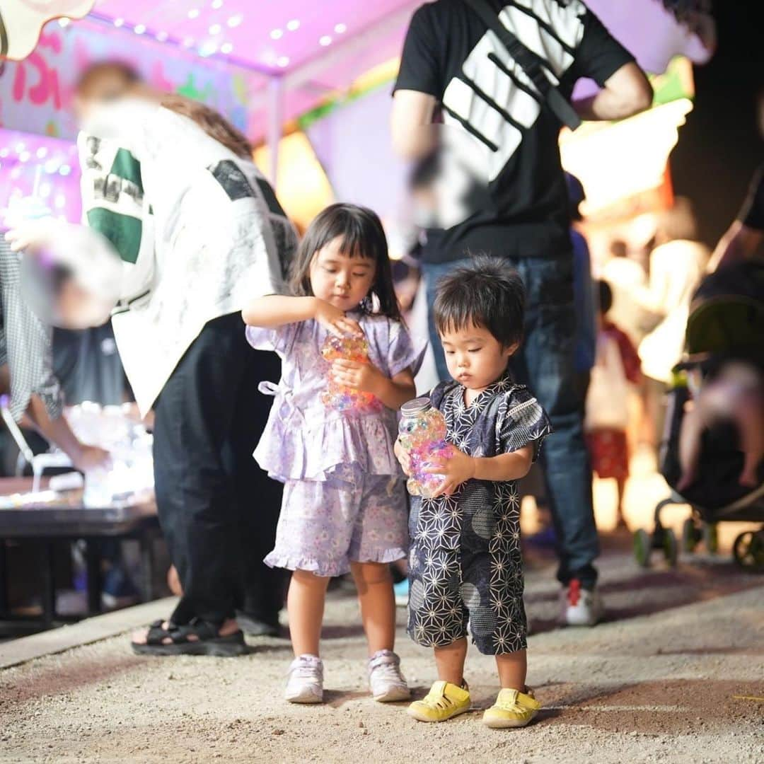 きりのさんのインスタグラム写真 - (きりのInstagram)「夏祭りに行ってきました🥰💕  このぷよぷよみたいなゼリーみたいなやつなんていう名前なんだろう笑  花火も観れて子ども達は大喜びでした🎆  きりちゃん去年は浴衣を着せたんですけど、着崩れて大変だったので今年は甚平にしました🤣  #夏祭りデビュー  #夏祭りコーデ」7月27日 21時07分 - kirino0808