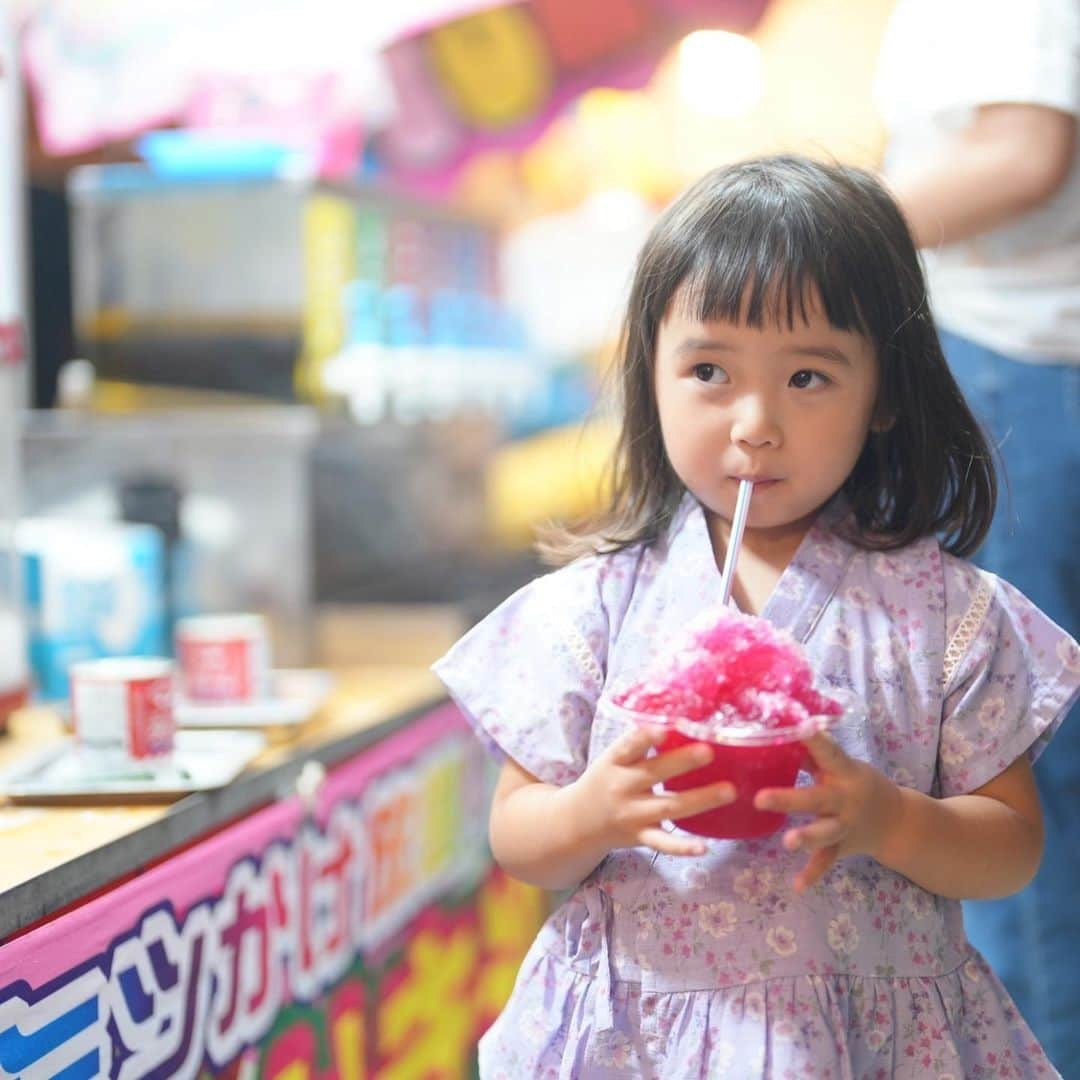 きりのさんのインスタグラム写真 - (きりのInstagram)「夏祭りに行ってきました🥰💕  このぷよぷよみたいなゼリーみたいなやつなんていう名前なんだろう笑  花火も観れて子ども達は大喜びでした🎆  きりちゃん去年は浴衣を着せたんですけど、着崩れて大変だったので今年は甚平にしました🤣  #夏祭りデビュー  #夏祭りコーデ」7月27日 21時07分 - kirino0808